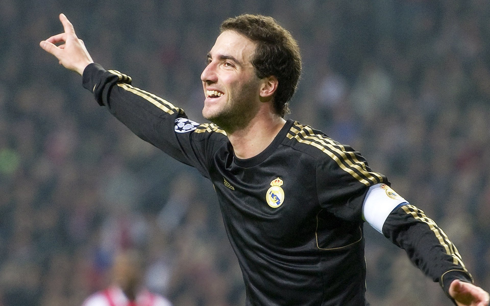 爱游戏官方-“胡利安·门德斯：阿根廷美洲狮队的强力后卫，未来发展潜力巨大”