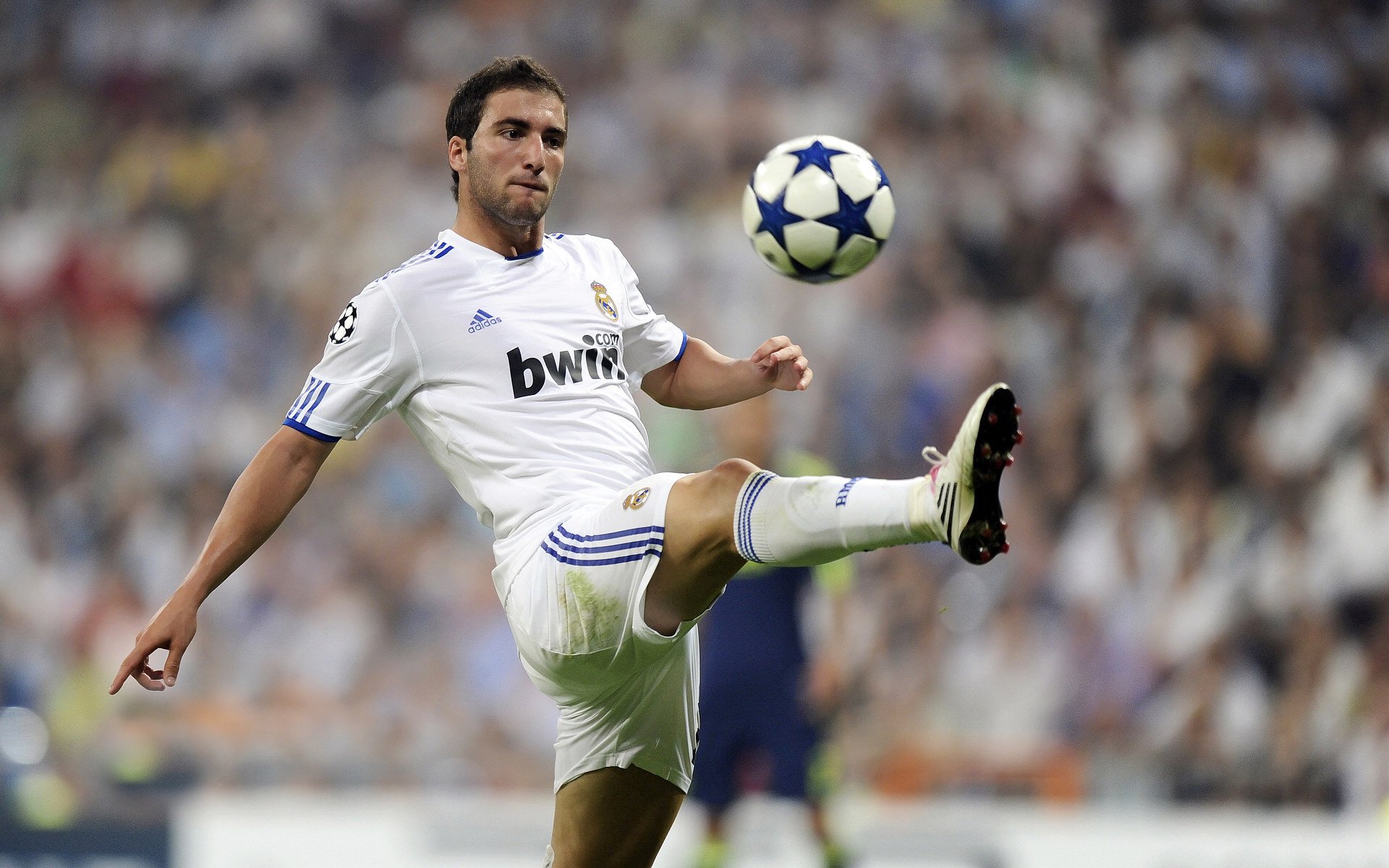 曼联在主场大胜,争夺联赛冠军希望升腾